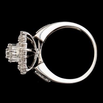 RING, 10 k vitguld, briljant- och baguettslipade diamanter tot ca 1.00 ct. Vikt ca 6,8 g.