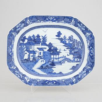 A Chinese export porcelain charger, Qing dynasty, Qianlong (1736-95).