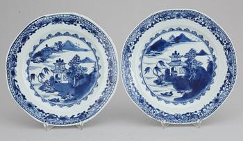 A set of five blue and white plates, Qing dynasty, Qianlong (1736-95).