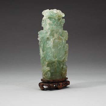 A carved fluorite vase with cover, late Qing dynasty.