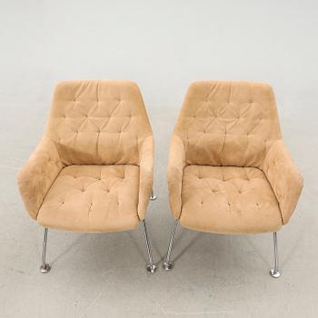 Bruno Mathsson, a pair of "Mirja" armchairs for DUX, late 20th century, and a table.