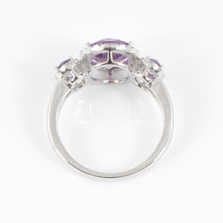 RING, 14k vitguld med tre ovalslipad ametist tot ca 2,03 ct omgivs av små åttkantslipade diamanter. Vikt 4,08 g.