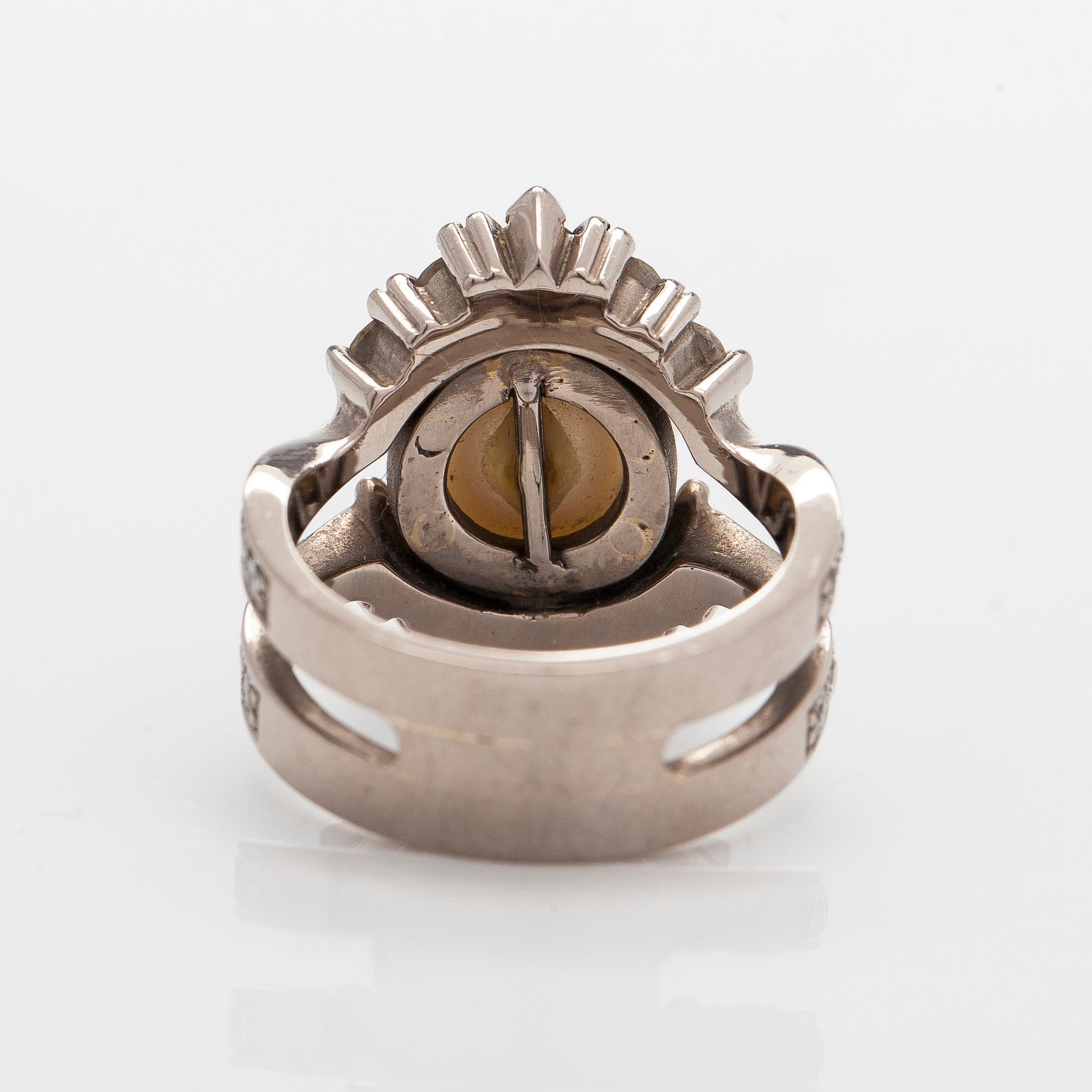 Ring, 14K vitguld med odlad pärla och briljantslipade diamanter.