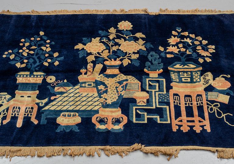 MATTA, old/semiantik Kina figural, ca 123 x 178 cm (samt båda franssidorna med 1 cm slätväv), "antique finish".