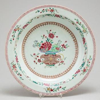 A large famille rose dish, Qing dynasty, 18th century.