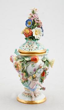 LOCKURNA, porslin, Meissen, 1800-talets senare hälft.