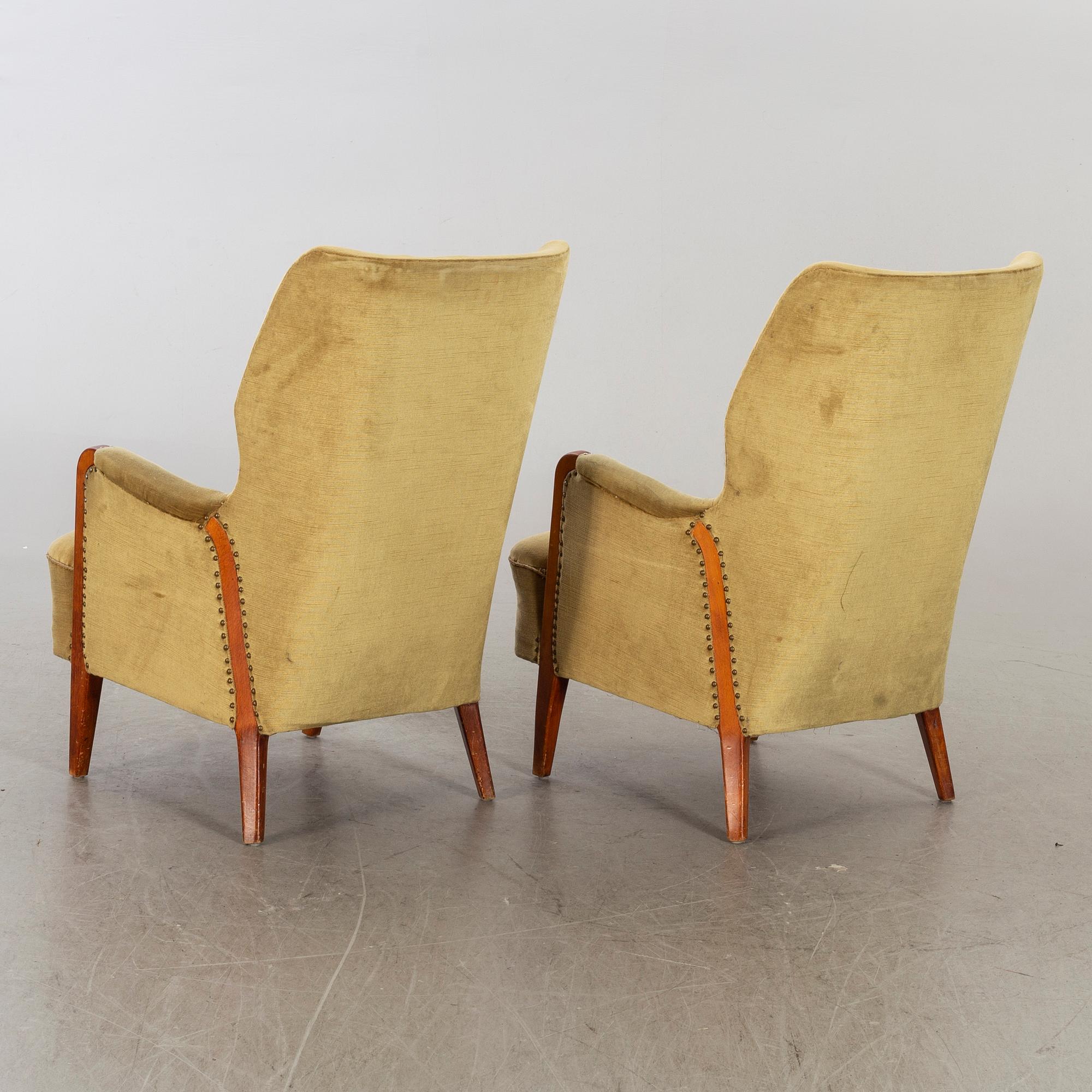 A pair of first half of the 20th century lounge chairs.