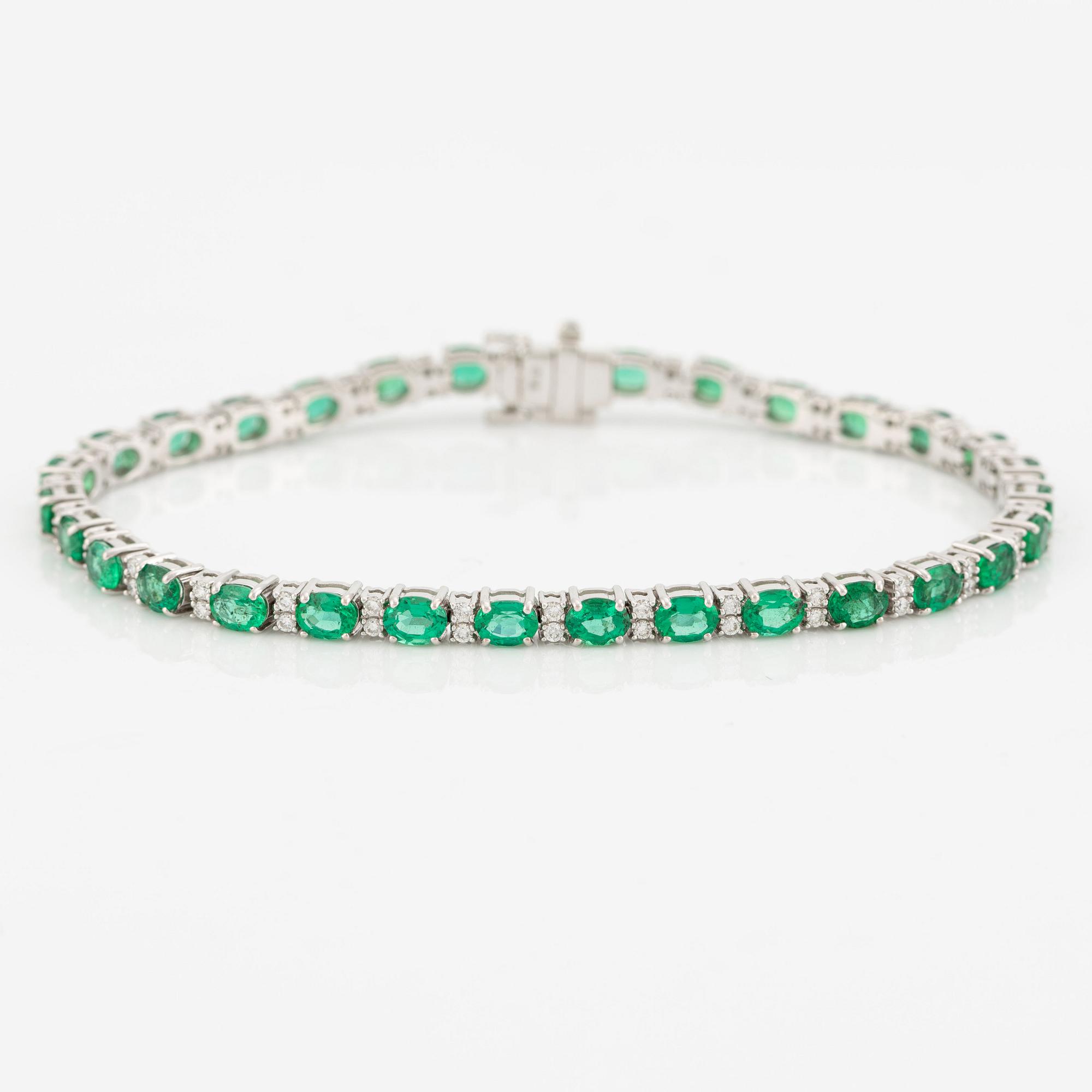 Armband, 18K vitguld ovala smaragder och briljantslipade diamanter.