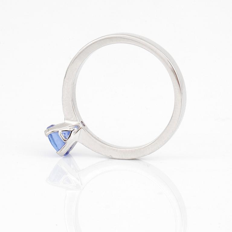 RING, Med fasettslipad tanzanit ca 0.70 ct och diamanter totalt ca 0.17 ct.