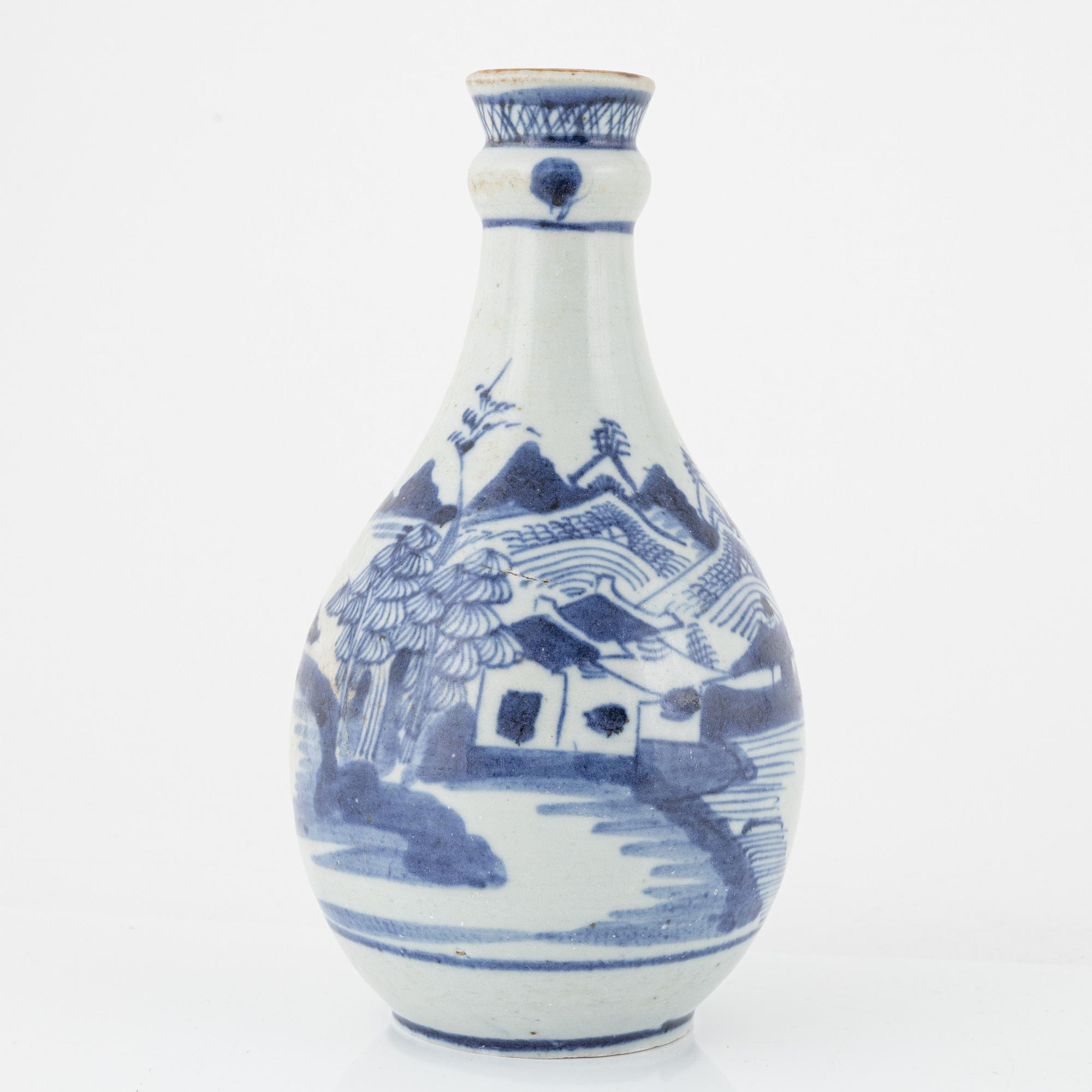 Tallrikar, 11 stycken samt flaska, porslin. Qingdynastin, 1800-tal.