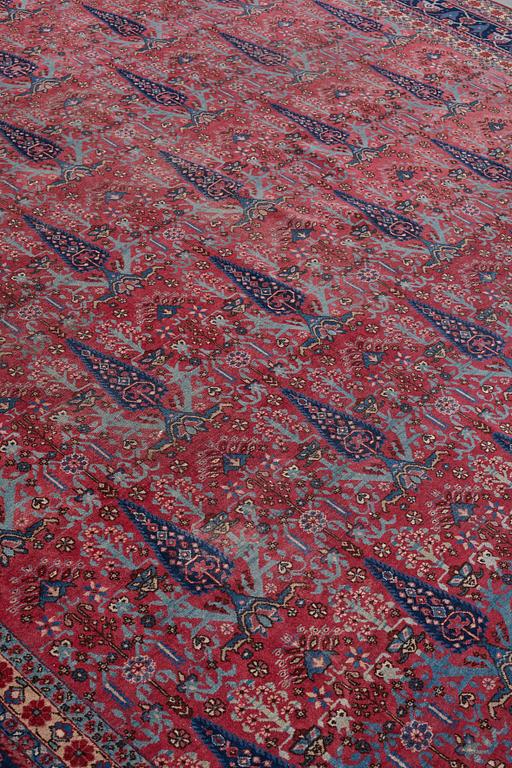 MATTO, a semi-antique Tabriz, ca 429,5 x 343,5 cm.