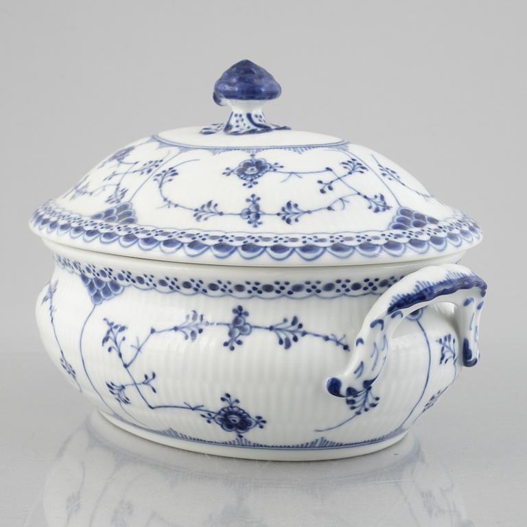 A 'Blue Fluted Half Lace' / 'Musselmalet' porcelain tureen with cover, Royal Copenhagen, model 594, 1898-1923.