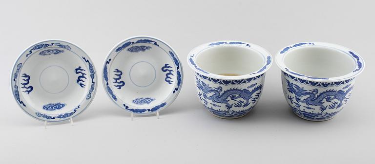 YTTERFODER MED FAT, 1 par, porslin, Kina, 1900-tal.