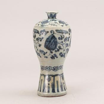 A blue and white Meiping vase and a bowl, 16th Century.