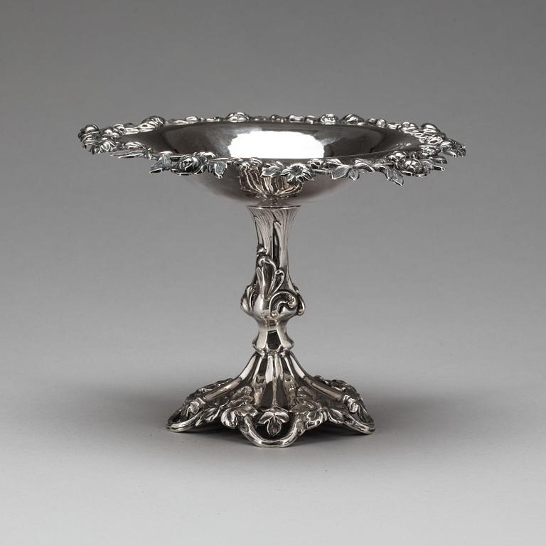 SKÅLFAT PÅ FOT, silver. Gustav Möllenborg Stockholm, 1859.  Vikt ca 314 g.