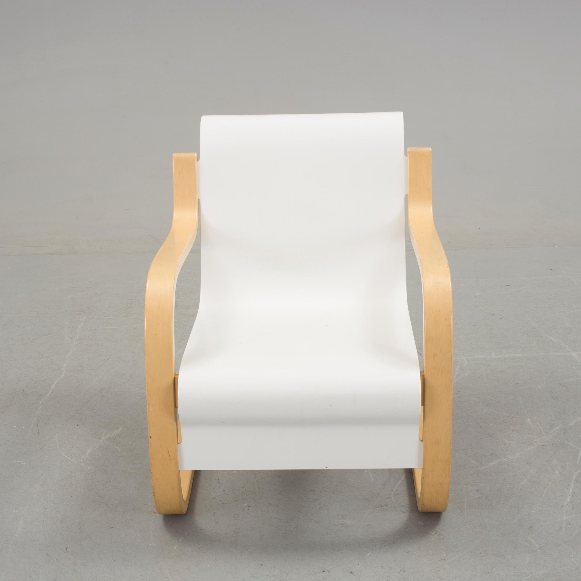 ALVAR AALTO, a model 402 easy chair for Artek 21st century. - Bukowskis