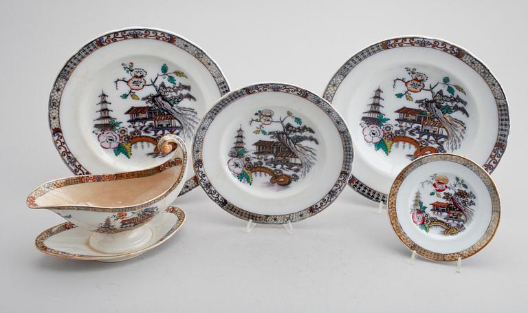 SERVISPORSLIN, 50 snarlika delar, "Japan", Rörstrand, sekelskiftet 1900.