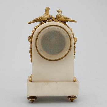 BORDSUR I ETUI, marmor, Louis XVI-stil, otydlig urmakarmärkning, sekelskiftet 1900.