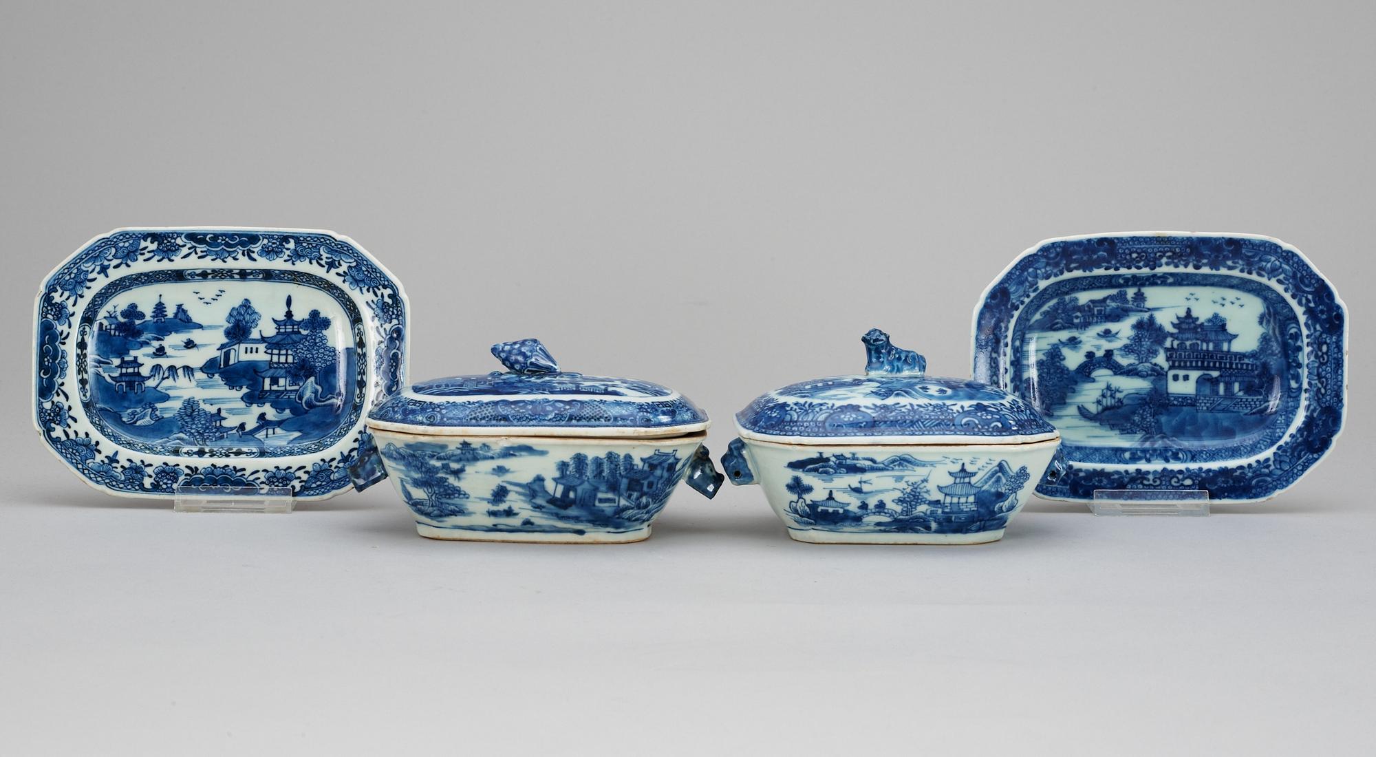 SMÖRTERRIN MED LOCK och FAT, 2 st snarlika. Kompaniporslin. Qing dynastin, Qianlong (1736-95).
