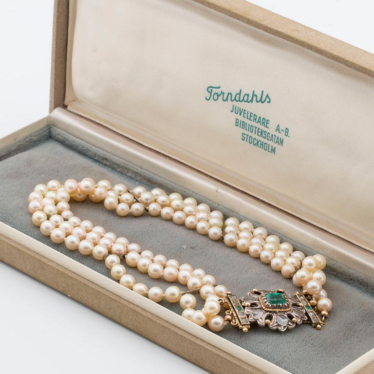 PEARL NECKLACE, 3 rows, clasp in 14K gold 1 emerald approx 7 x 7 mm and diamonds, rose-cut diamonds and emeralds.