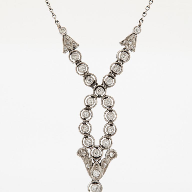 Collier platina med gammal- och rosenslipade diamanter.