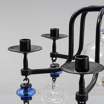 Erik Höglund, ljuskrona samt ljusstakar, ett par, glas och järnsmide.