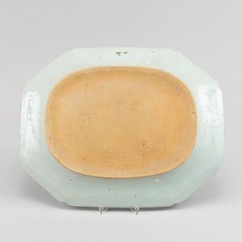 A blue and white serving dish, Qing dynasty, Qianlong (1736-95).