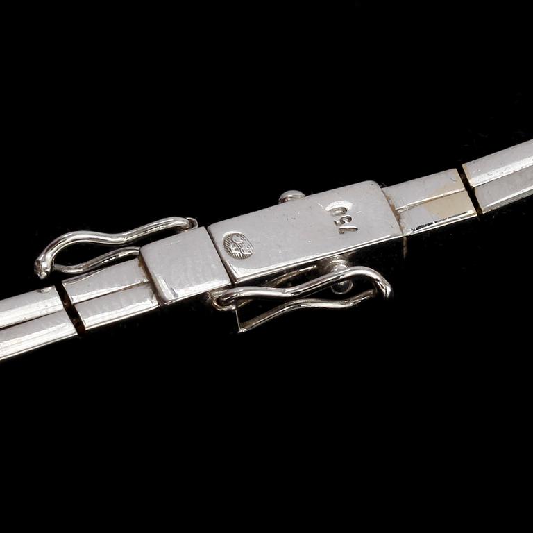 ARMBAND, 18k vitguld med 5 briljantslipade diamanter, tot ca 0,45 ct. Vikt 16 g.