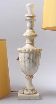 BORDSARMATURER, ett par, alabaster.
