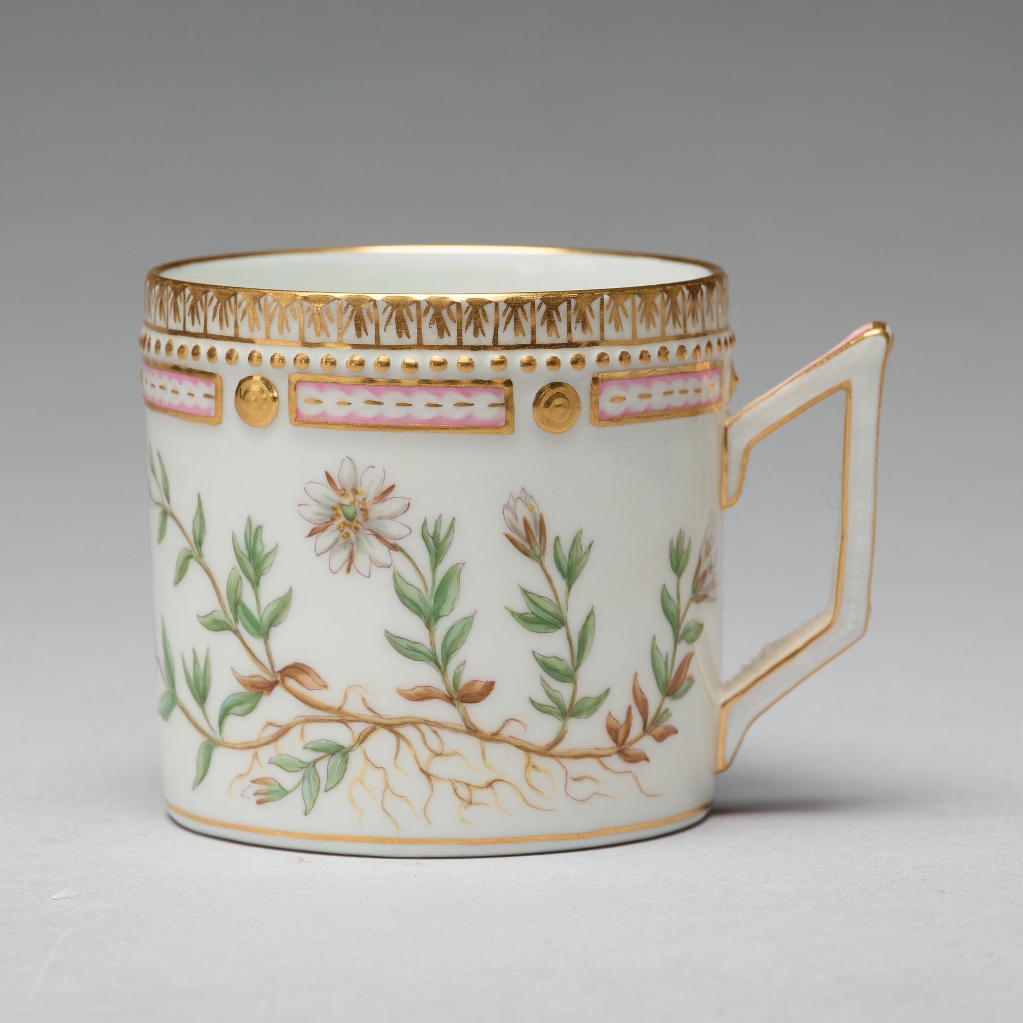 KAFFEKOPPAR med FAT, åtta stycken, porslin. "Flora Danica", Royal Copenhagen, Danmark.