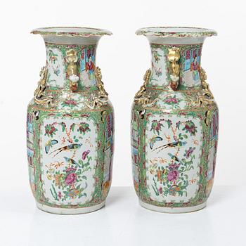 Vaser, ett par, porslin, Kanton, Kina, Qingdynastin, 1800-tal.