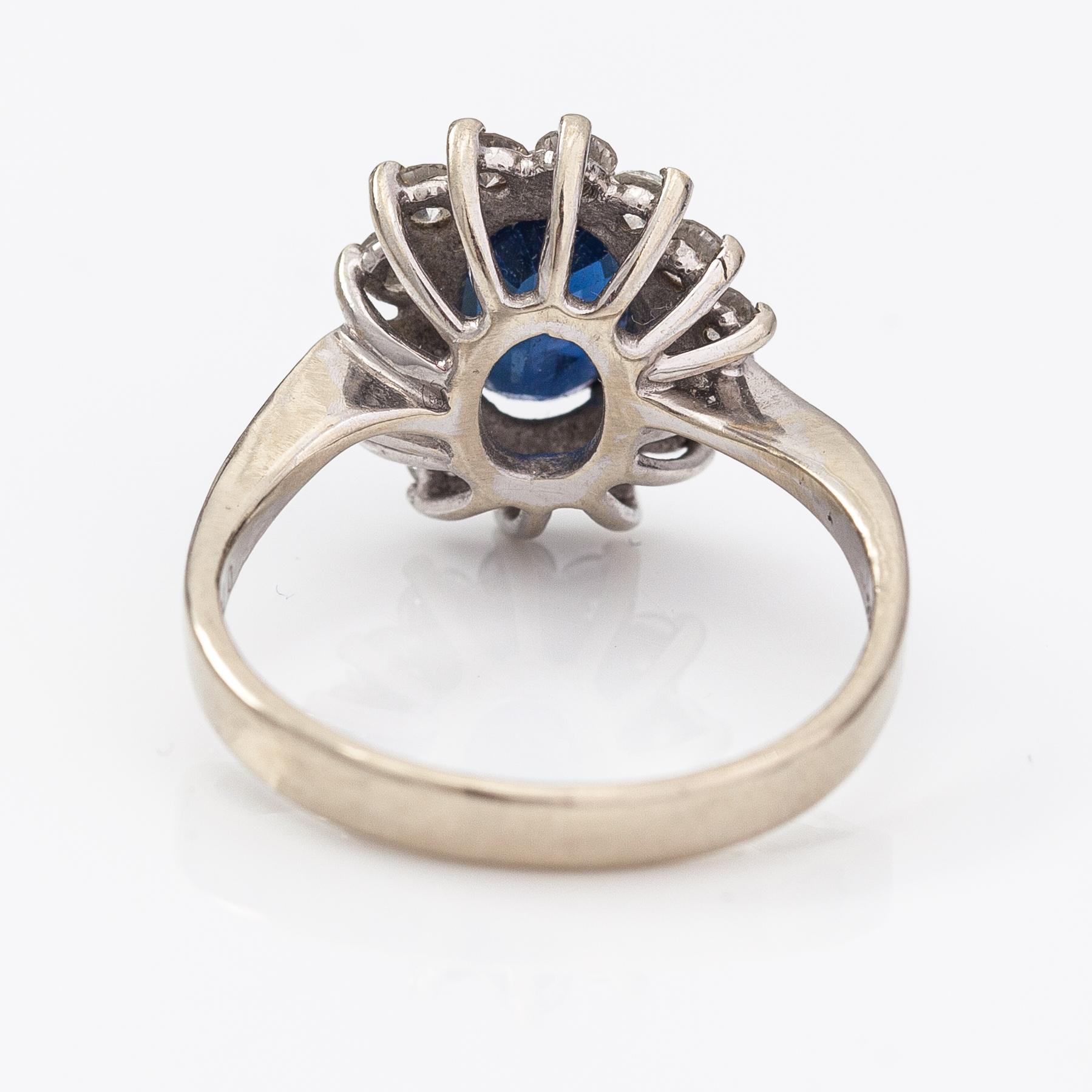 Sormus, 18K valkokultaa, safiiri n. 2.20 ct ja timantteja n. 0.70 ct yht. Suomalaiset tuontileimat 1991.