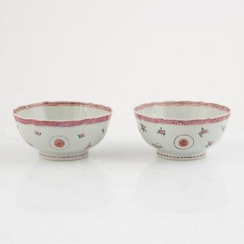 A par of Chinese famille rose porcelain bowls, Qing dynasty, Qianlong (1736-95).