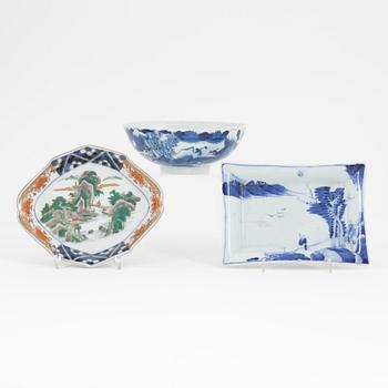 A Japanese porcelain bowl and two dishes, Edo period (1603-1868), 19th Century.