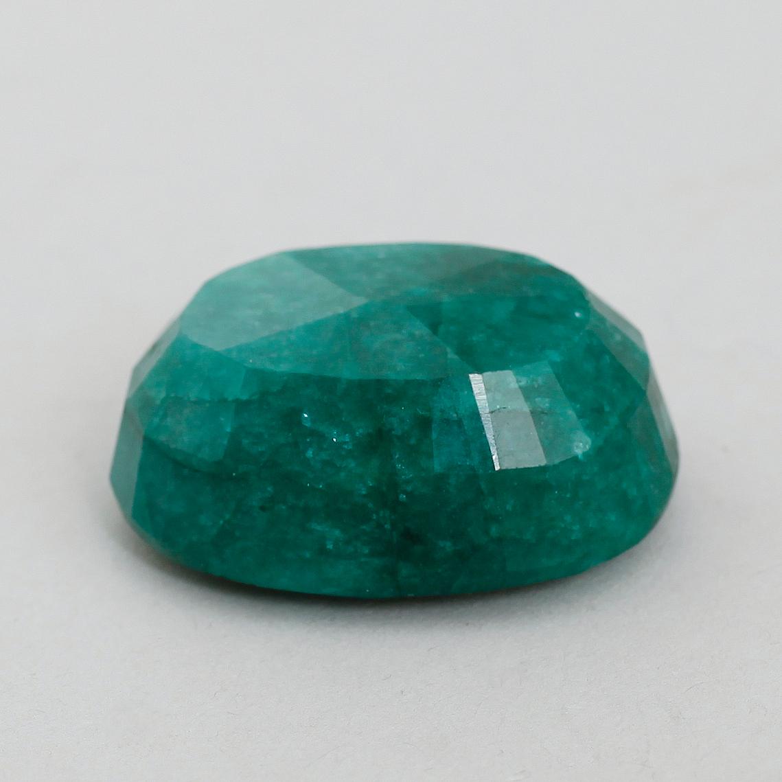 SMARAGD, oval fasetterad, ca 145 ct, oinfattad.