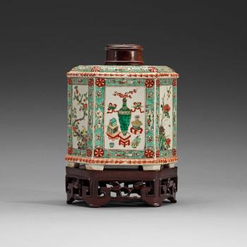 278. A famille verte teapot, Qing dynasty, 19th Century.