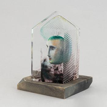 Bertil Vallien, a glass sculpture, numbered 8BV ATT 999021/500, and signed  B. Vallien.