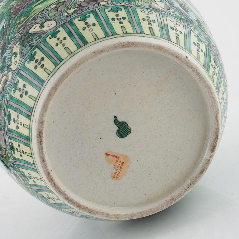 A large famille verte bisquit jar with cover, late Qing dynasty, circa 1900.