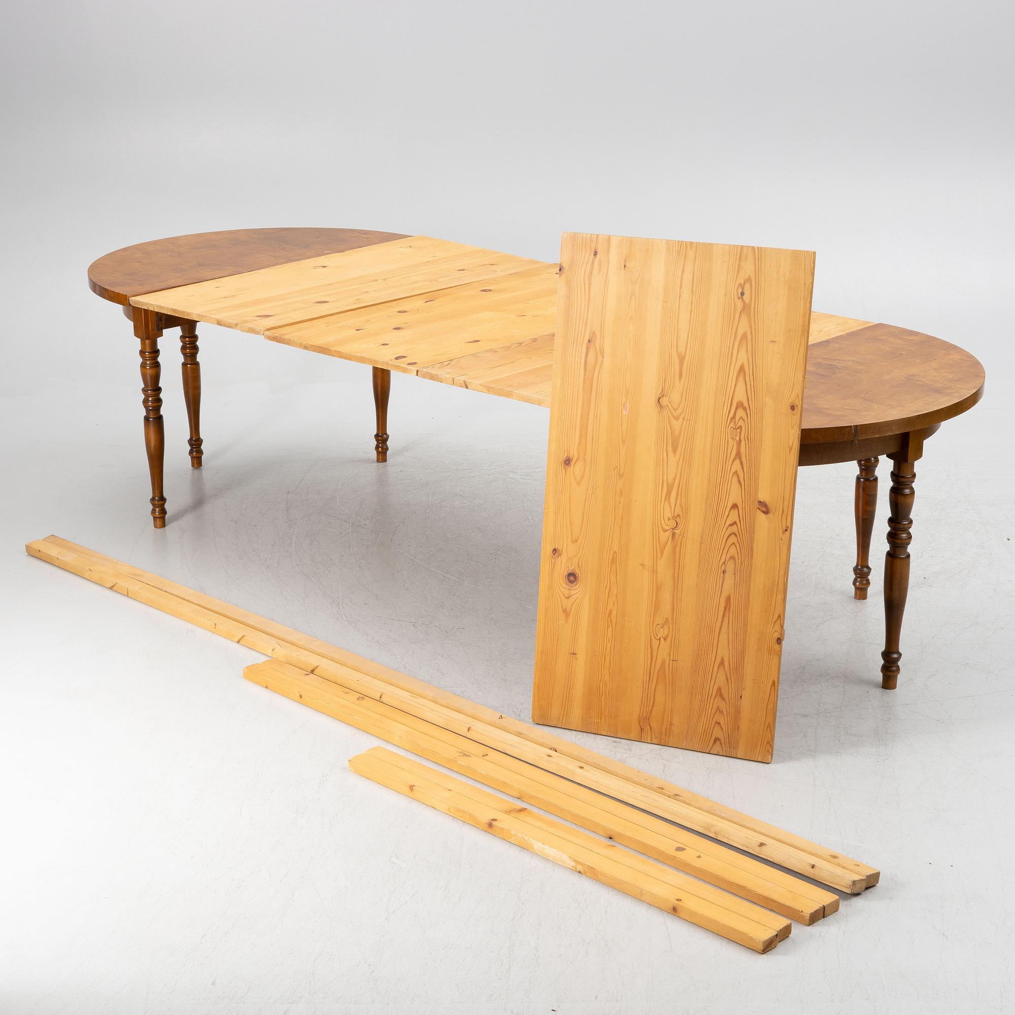A late 19th century dining table.