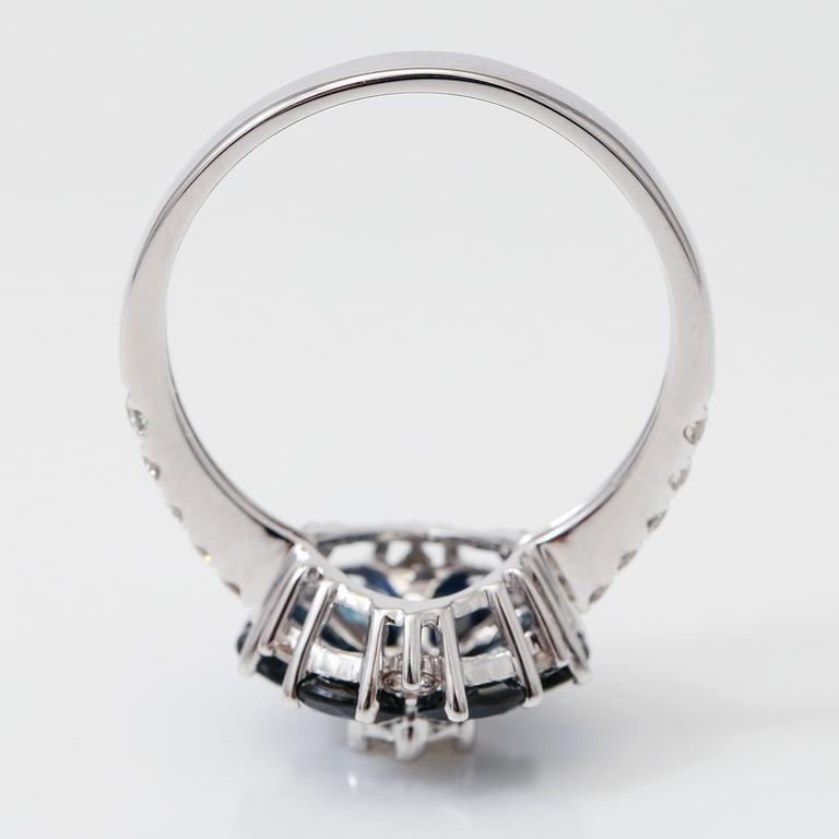 RING, blå safirer totalt ca 1,80 ct, diamanter totalt ca 0,44 ct.