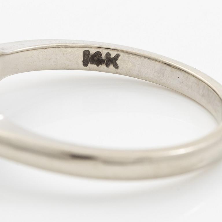 Ring 14K white gold with baguette-cut diamond.