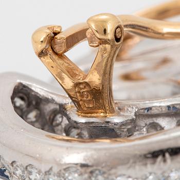 Ett par örhängen 18K guld med runda briljantslipade diamanter och fasettslipade safirer.