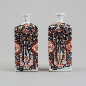 A pair of imari porcelain flasks, Meiji (1868-1912).
