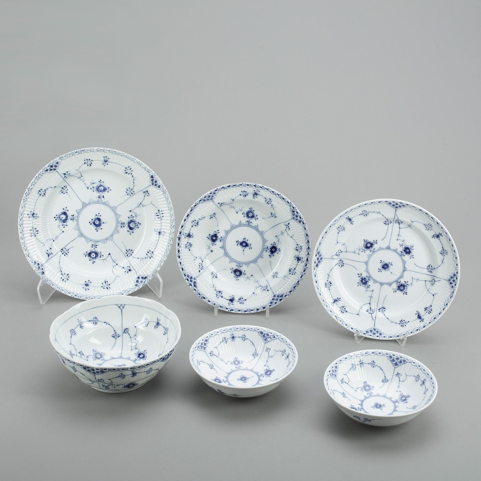 MATSERVIS, 49 delar, porslin, "Musselmalet", Royal Copenhagen, 1900-talets andra hälft.