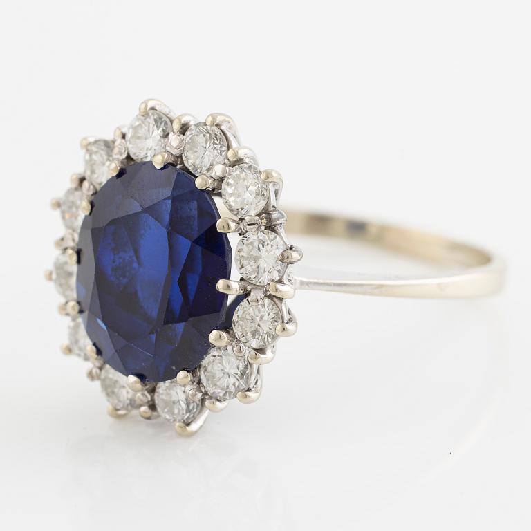 Ring, carmosé, 18K white gold with synthetic sapphire and brilliant-cut diamonds.