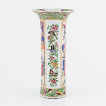 A Famille Rose, vase, Kanton, China, Qingdynasty, first half of the 19th century.