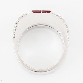 Ring in 18K white gold set with round brilliant-cut diamonds and faceted rubies.