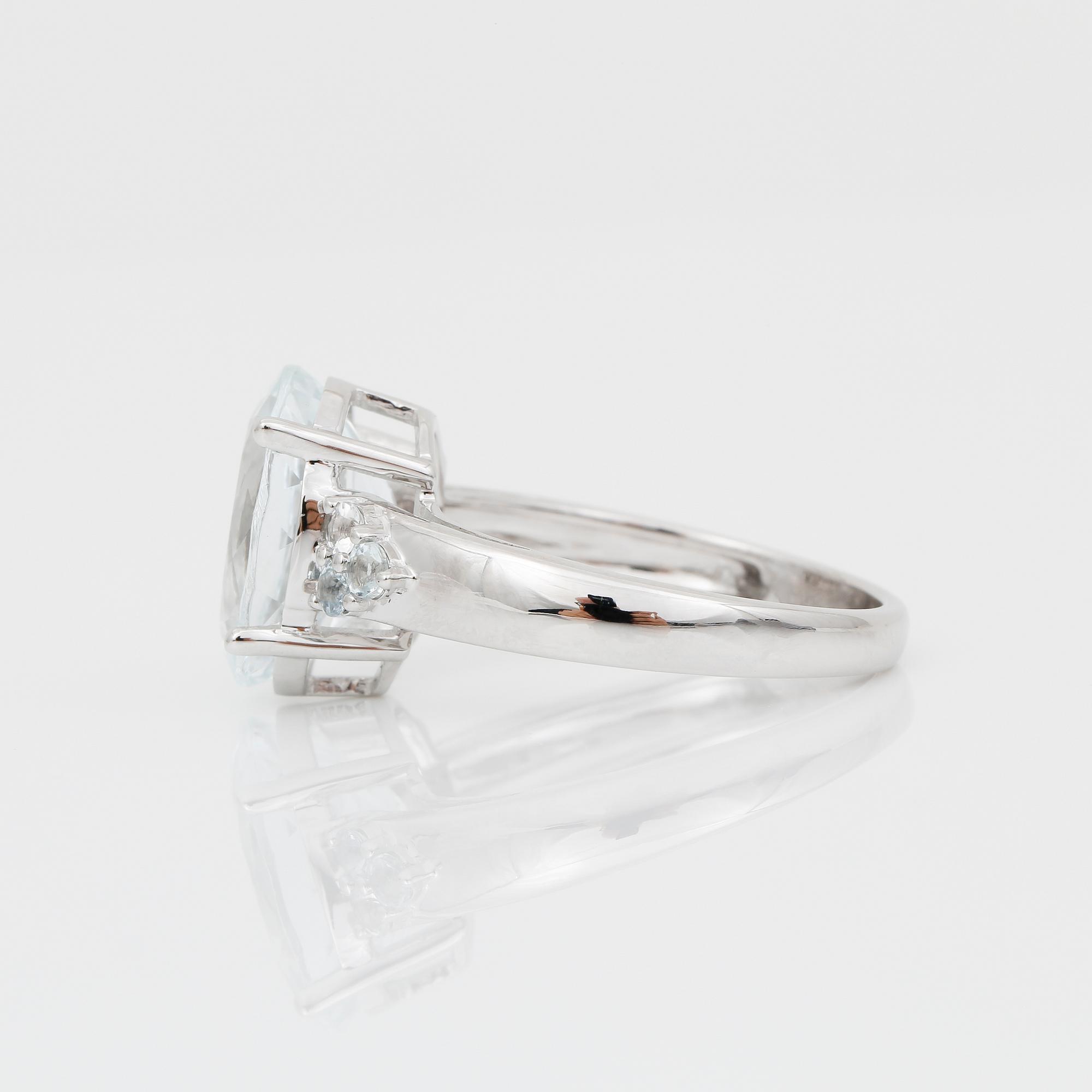 RING, 14K vitguld med ovalslipad goshenit ca 4,03 ct. Vikt ca 4,24 g.