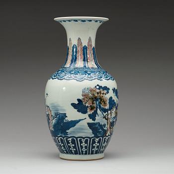 A blue and red vase, late Qing dynasty, 19th century.