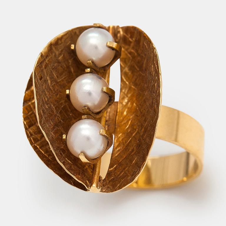 Elis Kauppi, an 18K gold ring with cultured pearls. Kupittaan kulta, Turku.